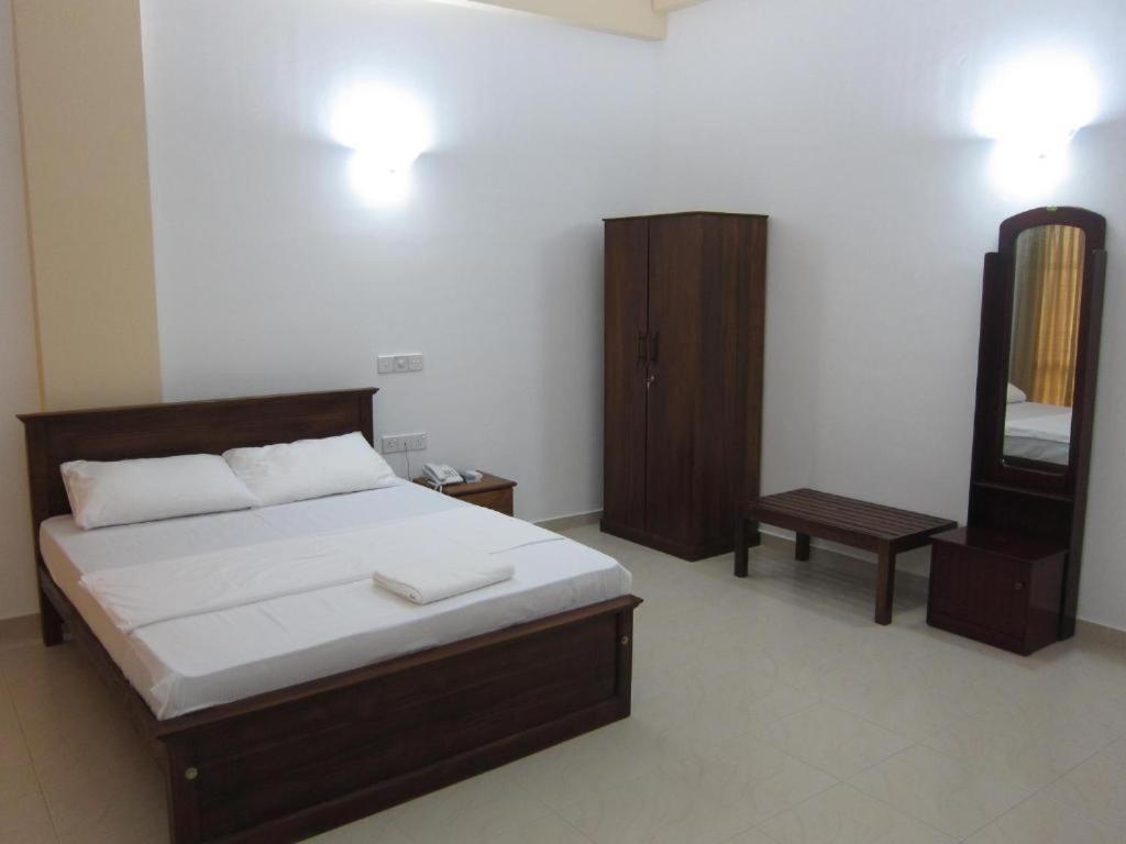 Hotel Oviya Vavuniya Екстер'єр фото