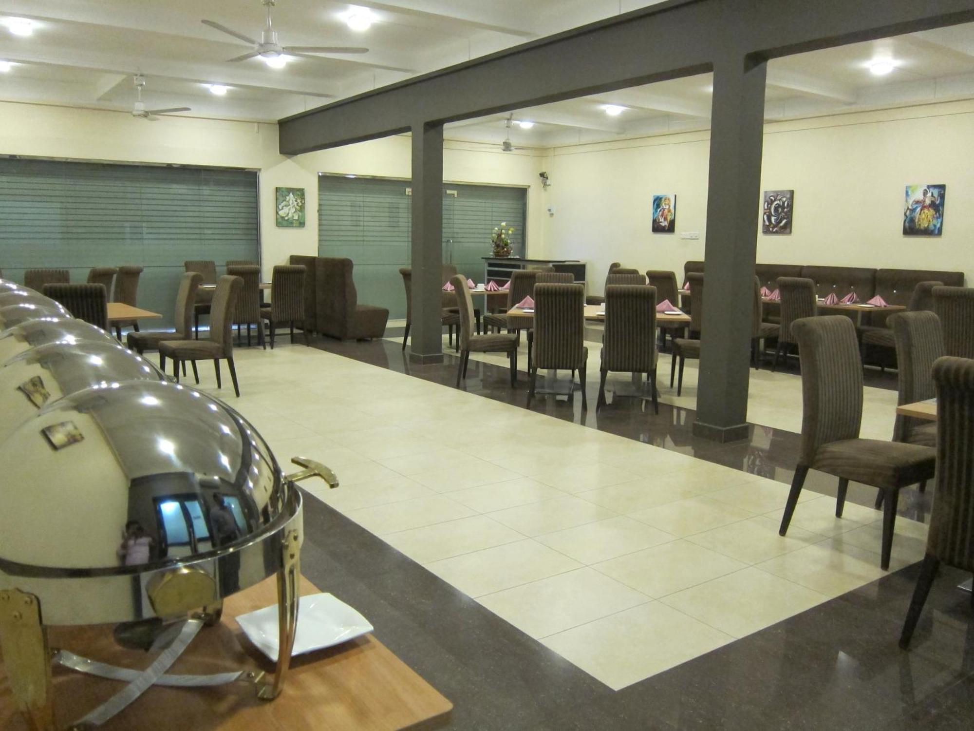 Hotel Oviya Vavuniya Екстер'єр фото