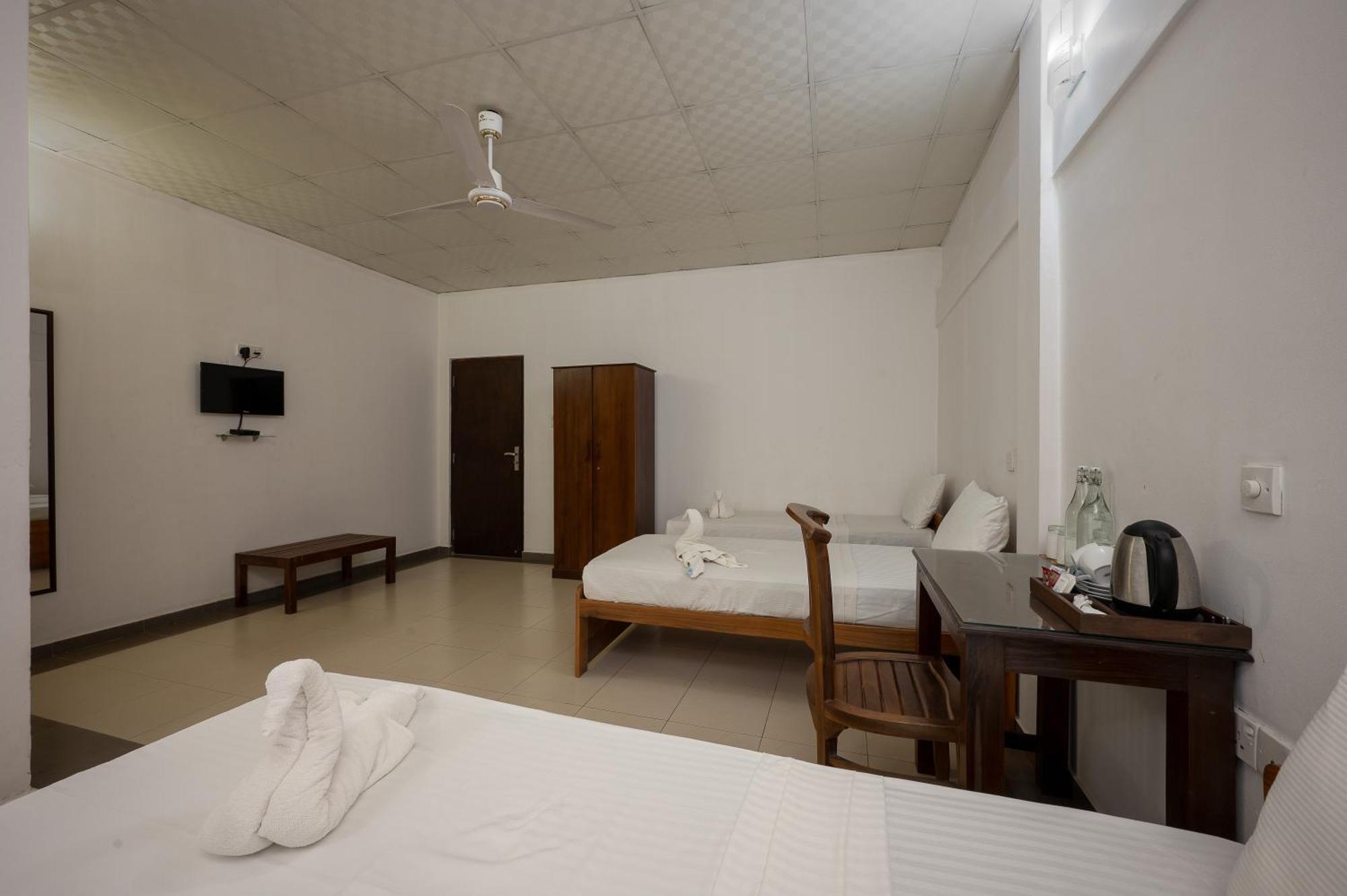 Hotel Oviya Vavuniya Екстер'єр фото