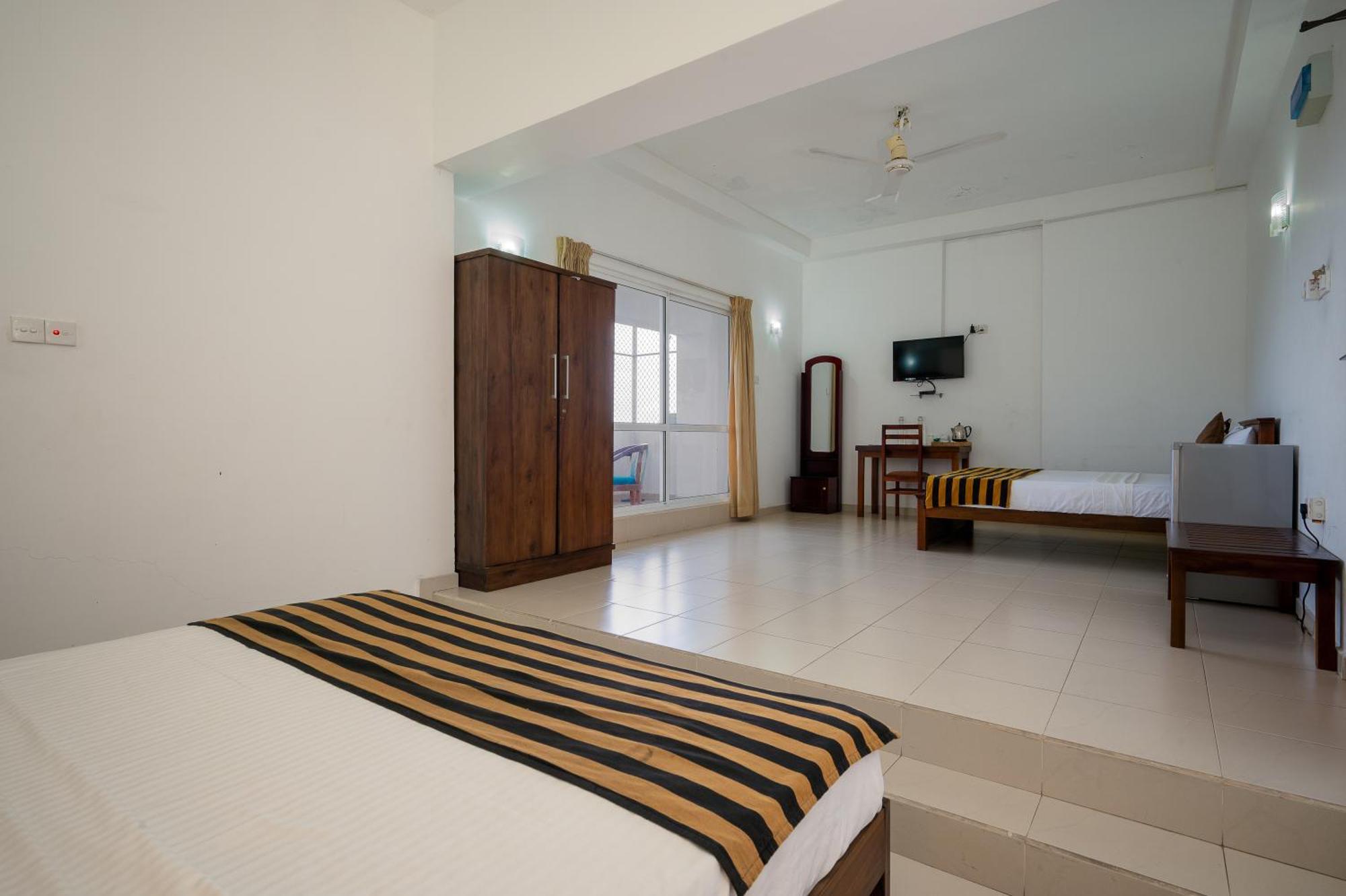 Hotel Oviya Vavuniya Екстер'єр фото
