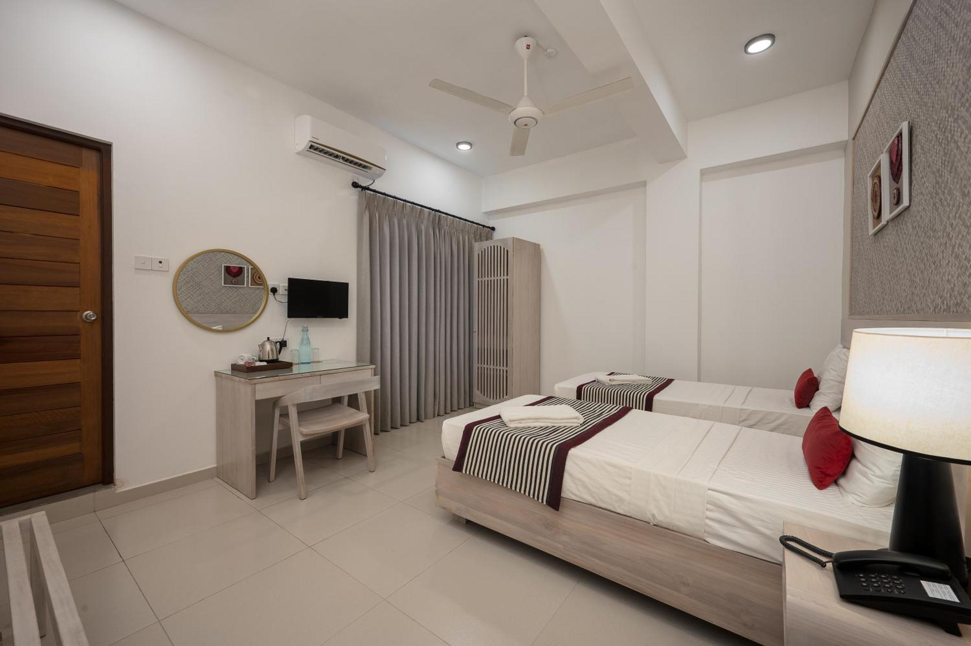 Hotel Oviya Vavuniya Екстер'єр фото