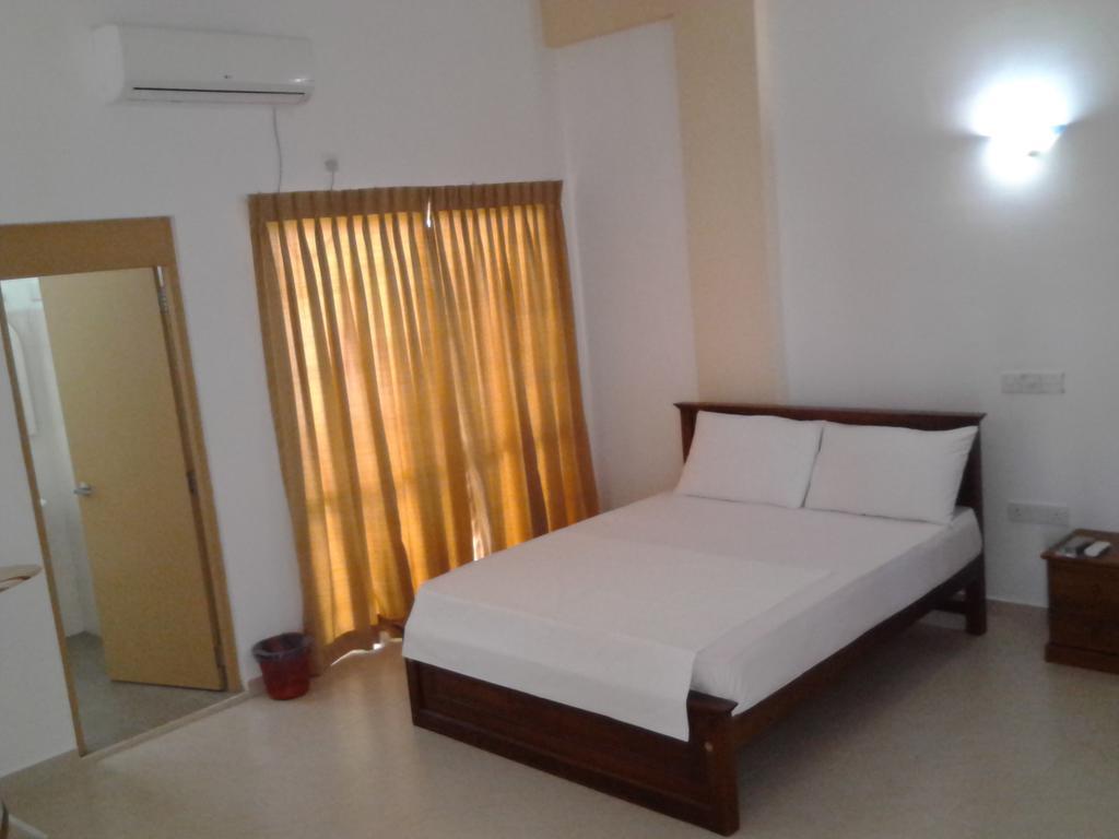 Hotel Oviya Vavuniya Екстер'єр фото
