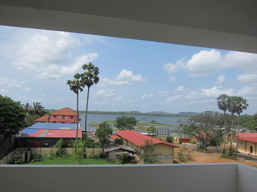 Hotel Oviya Vavuniya Екстер'єр фото