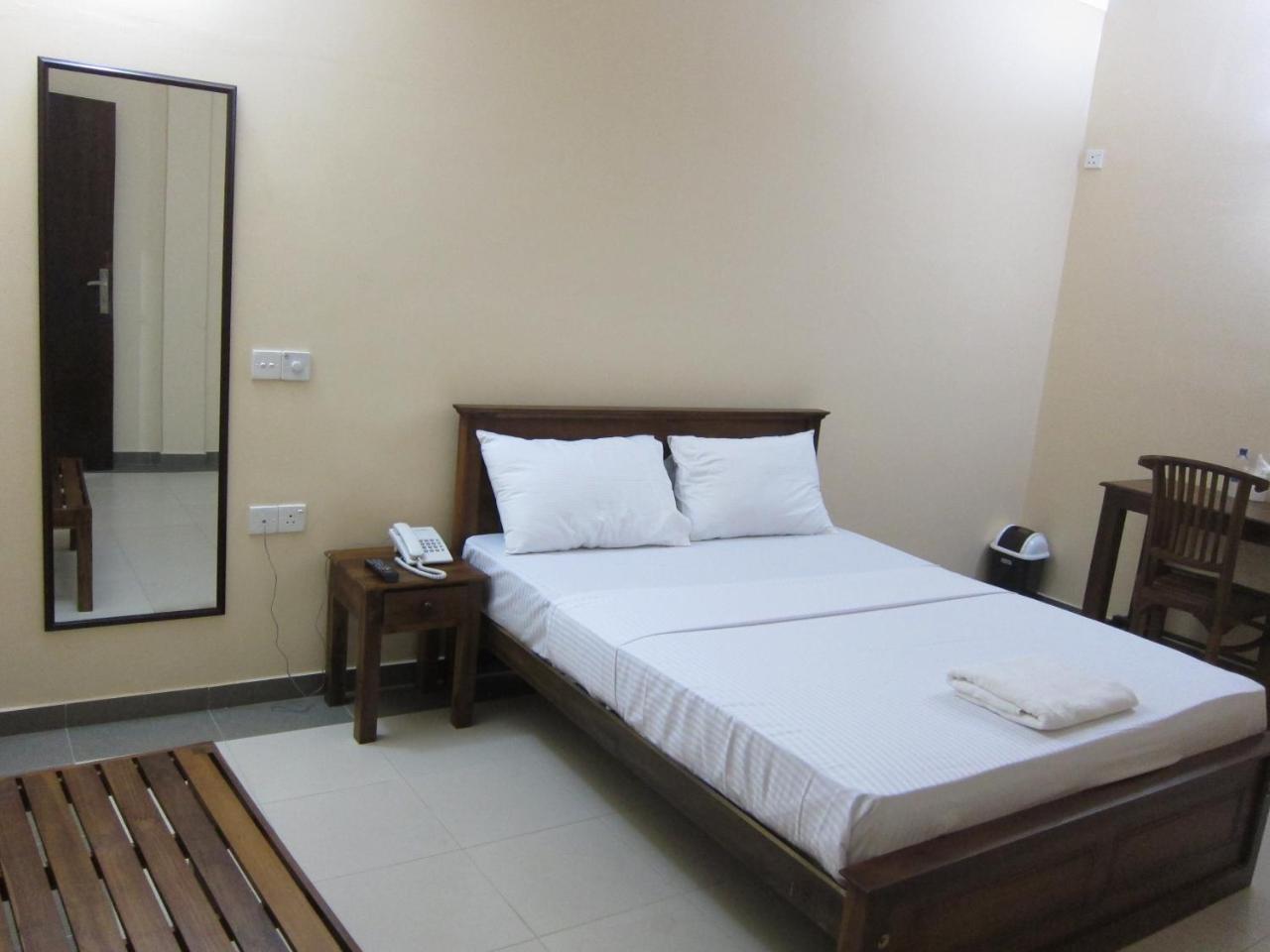 Hotel Oviya Vavuniya Екстер'єр фото