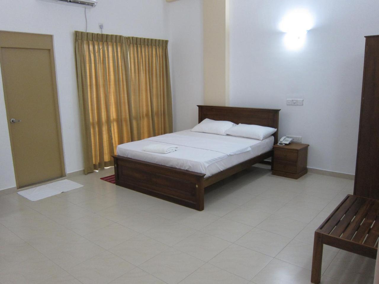 Hotel Oviya Vavuniya Екстер'єр фото