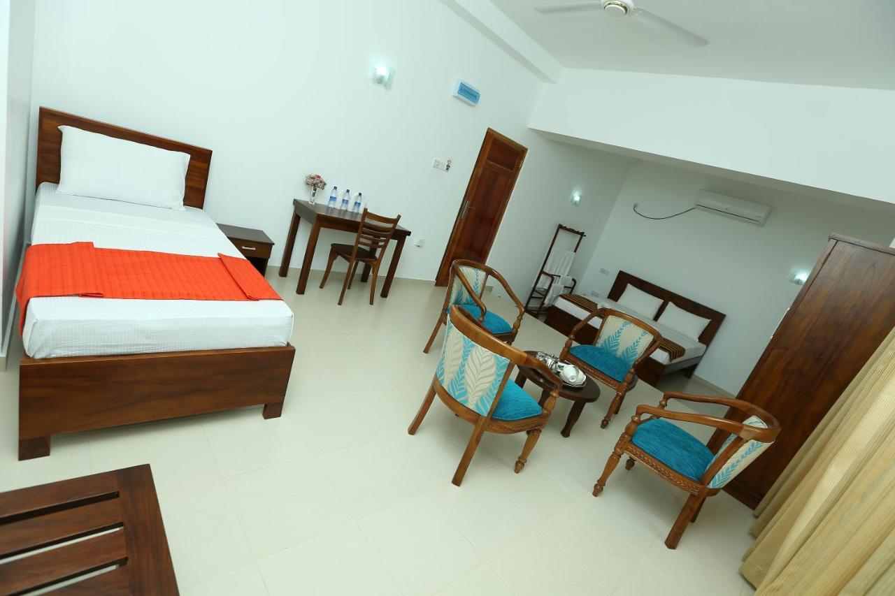 Hotel Oviya Vavuniya Екстер'єр фото